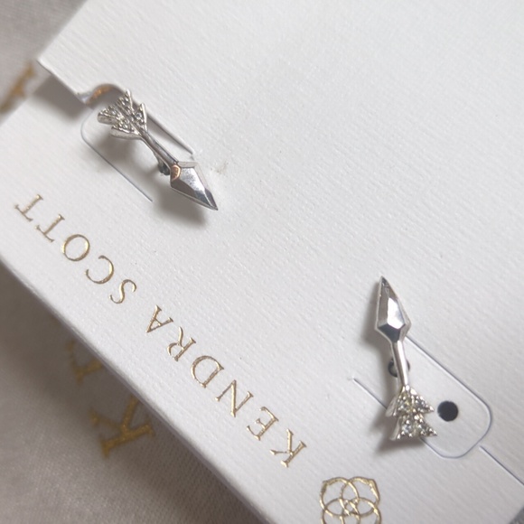 NWT Kendra Scott Zoey Arrow Stud Earrings in Silver - Picture 6 of 6